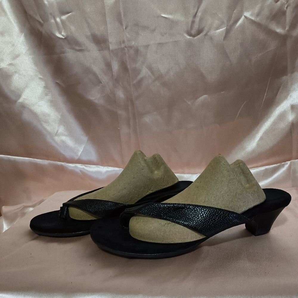 Low heel flip flop
